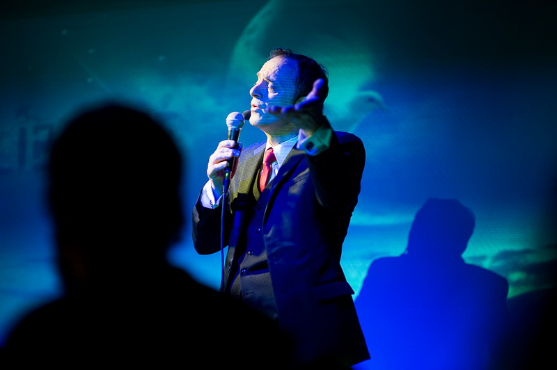 photo de spectacle aux arcades musicales sur fond bleu