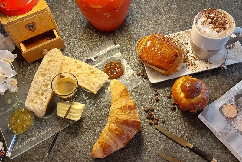 petit déjeuner avec chocolat, croisant et d'autres plaisirs