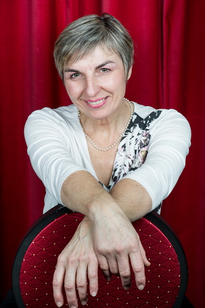 portrait de Marie, propriétaire du restaurant les arcades à Grenoble