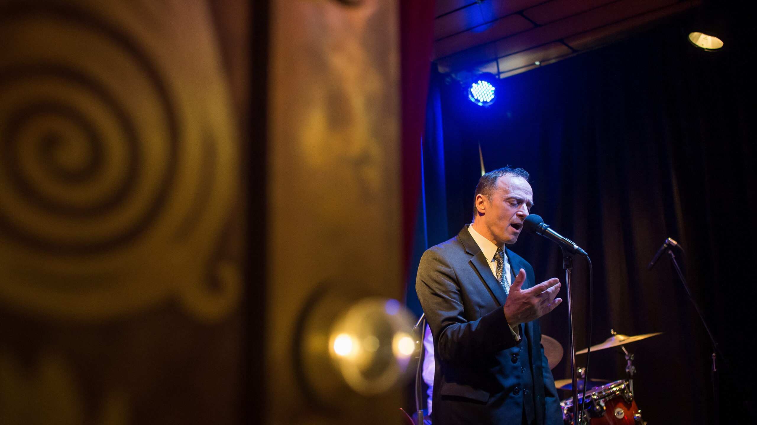 jeune chanteuse aux arcades musicales